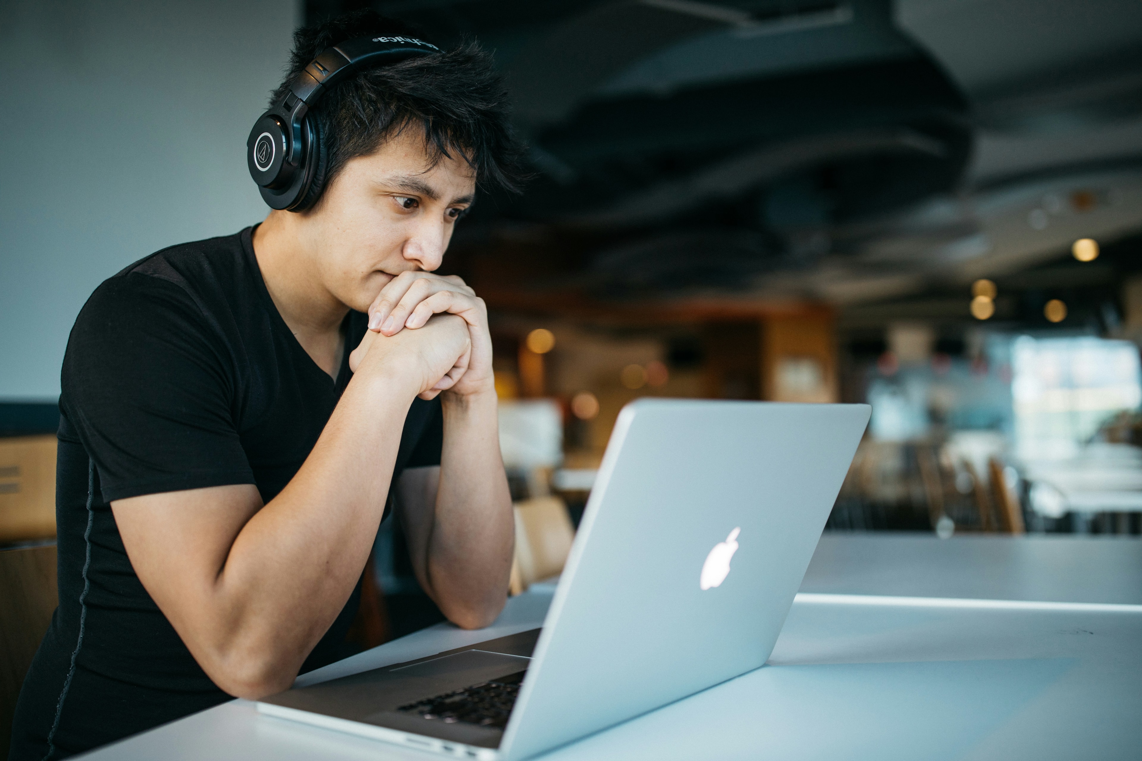 Estudante focado com notebook